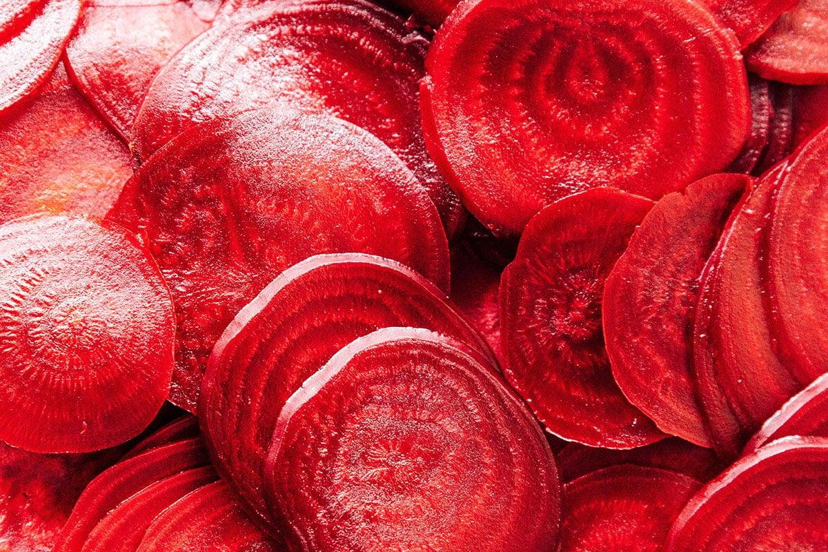 **Gemüseliste: 240 Gemüse von A bis Z** 27 Geschnittene Rote Bete: Rote Bete leicht abkühlen lassen, dann schälen. Mit einem Gemüsehobel (oder vorsichtig mit einem Kochmesser) jede Bete in dünne Scheiben schneiden.