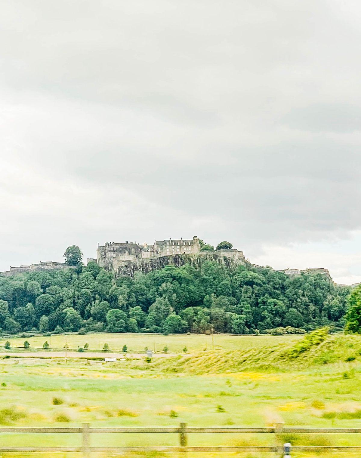 Ein Sassenach in Schottland 28 Blick auf eine schottische Landschaft mit Schafen