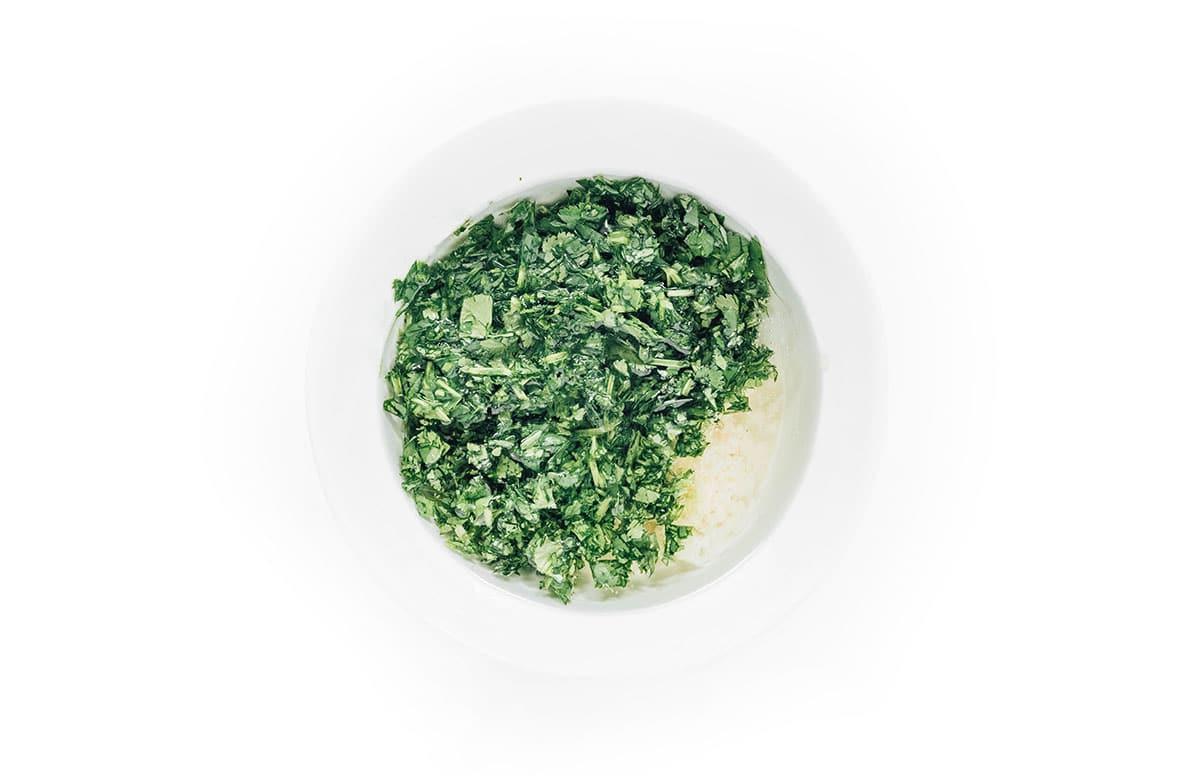 Wie man Tofu mariniert (8 Geschmacksrichtungen!) 28 Koriander-Limetten-Marinade in einer kleinen weißen Schüssel.