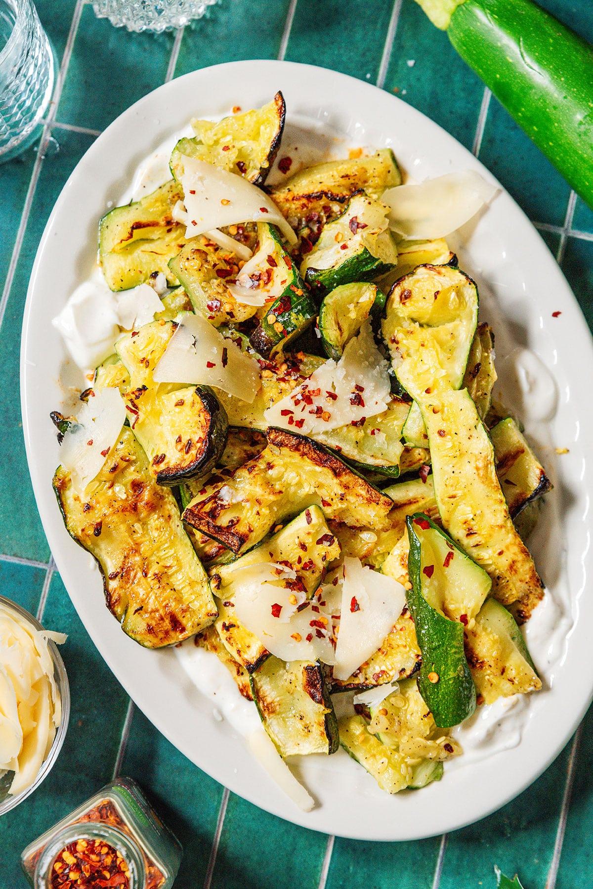 Vegetarische 31-Tage-Herausforderung 28 Zerkleinerte Zucchini, bereit zum Servieren.