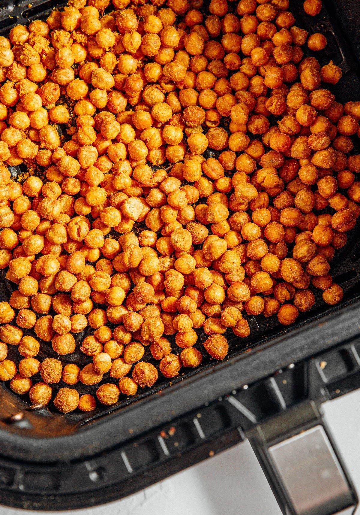Vegetarische 31-Tage-Herausforderung 30 Kichererbsen im Airfryer-Korb.
