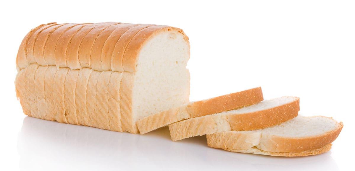 17 Beste Brote für Grilled Cheese (Der ultimative Leitfaden) 4 Geschnittenes Weißbrot auf weißem Hintergrund.