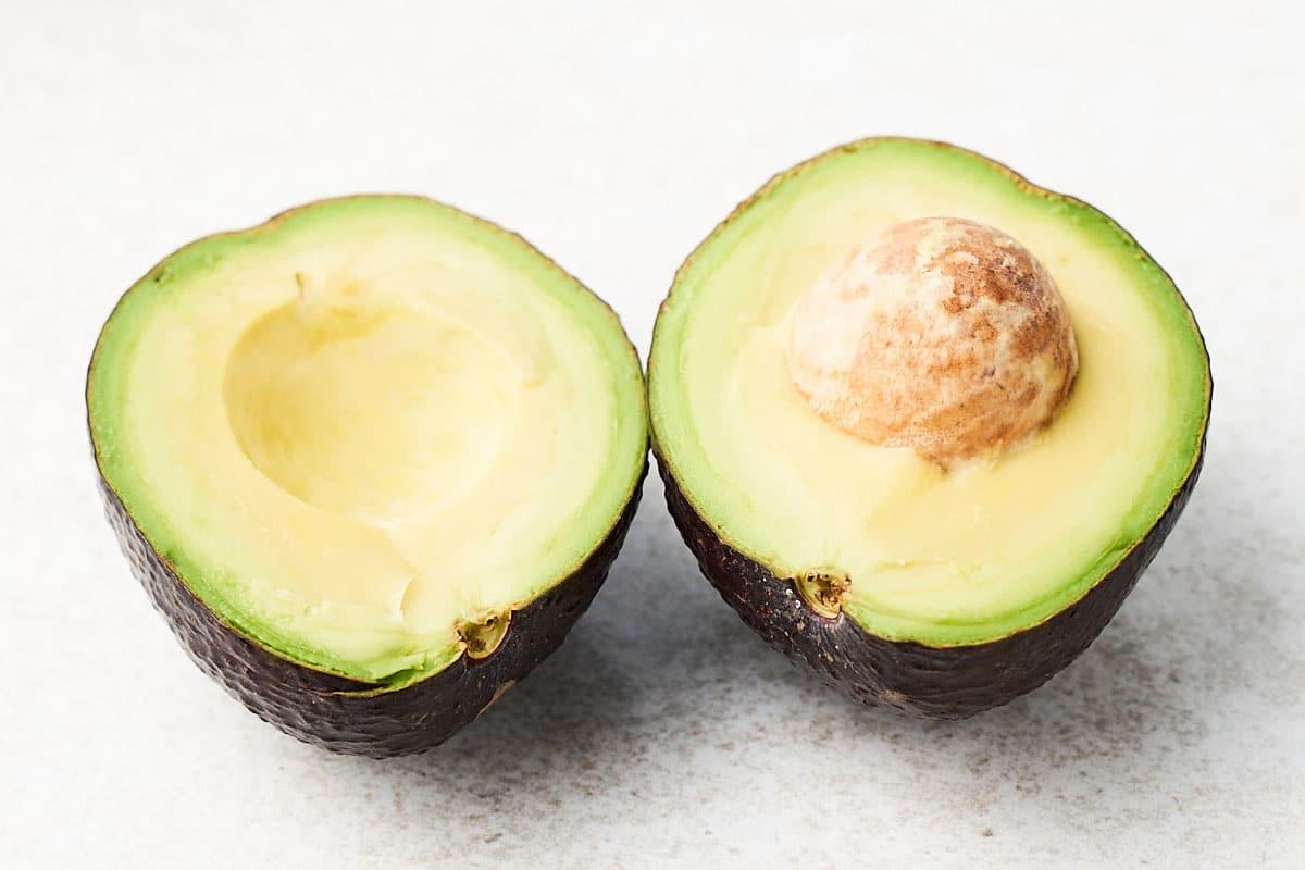 17 Frühlingsfrüchte, die man diese Saison essen sollte 4 Eine Avocado öffnen.
