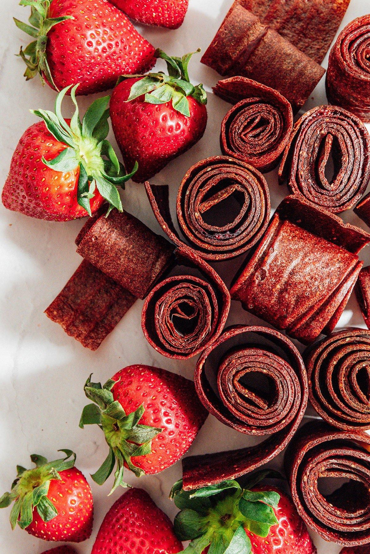 Gesunde selbstgemachte Fruchtleder 4 Erdbeer-Frucht-Roll-Ups.