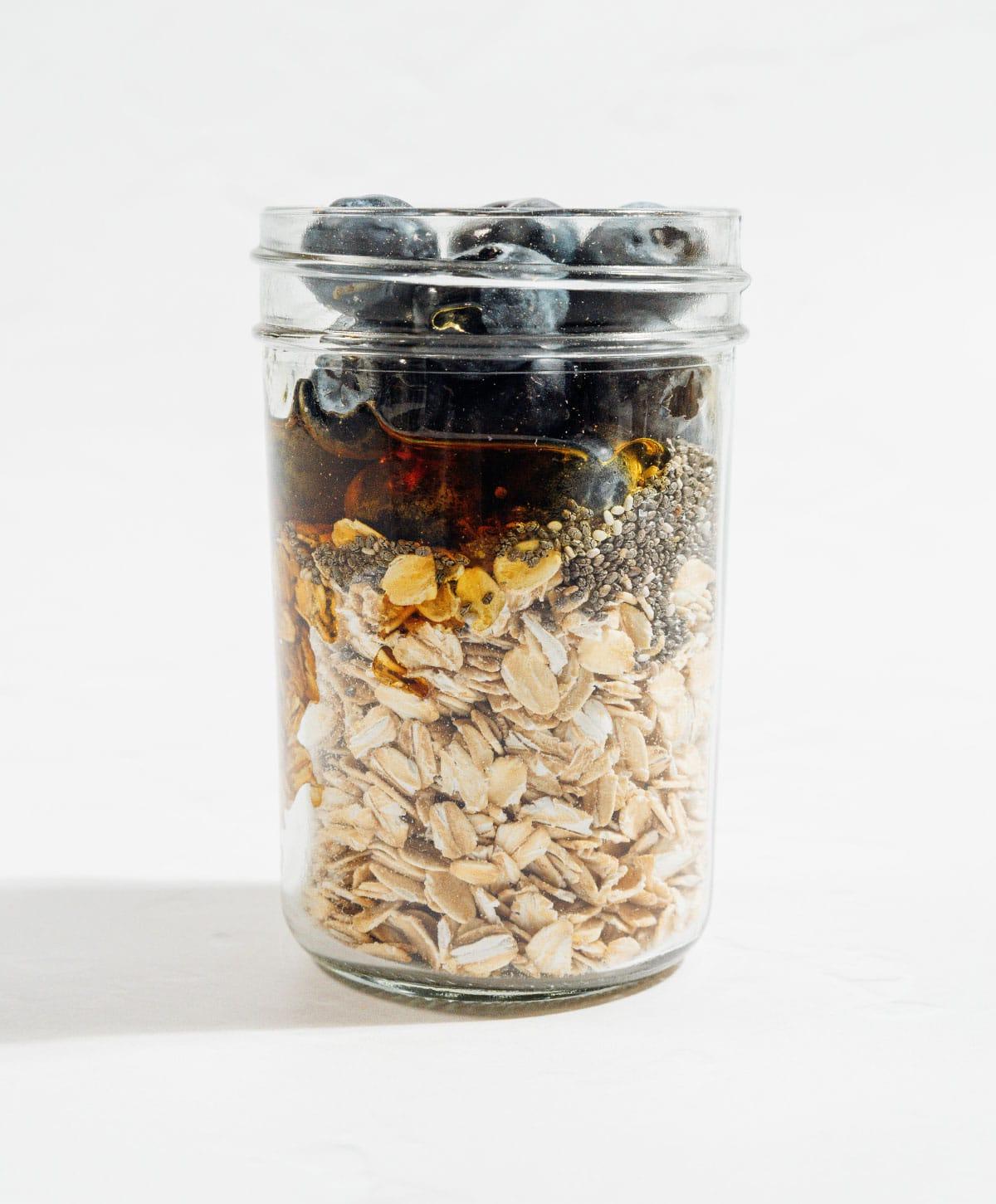 Heidelbeer Overnight Oats (Super einfaches Rezept) 4 Zutaten für Blaubeer Overnight Oats in einem Glas.