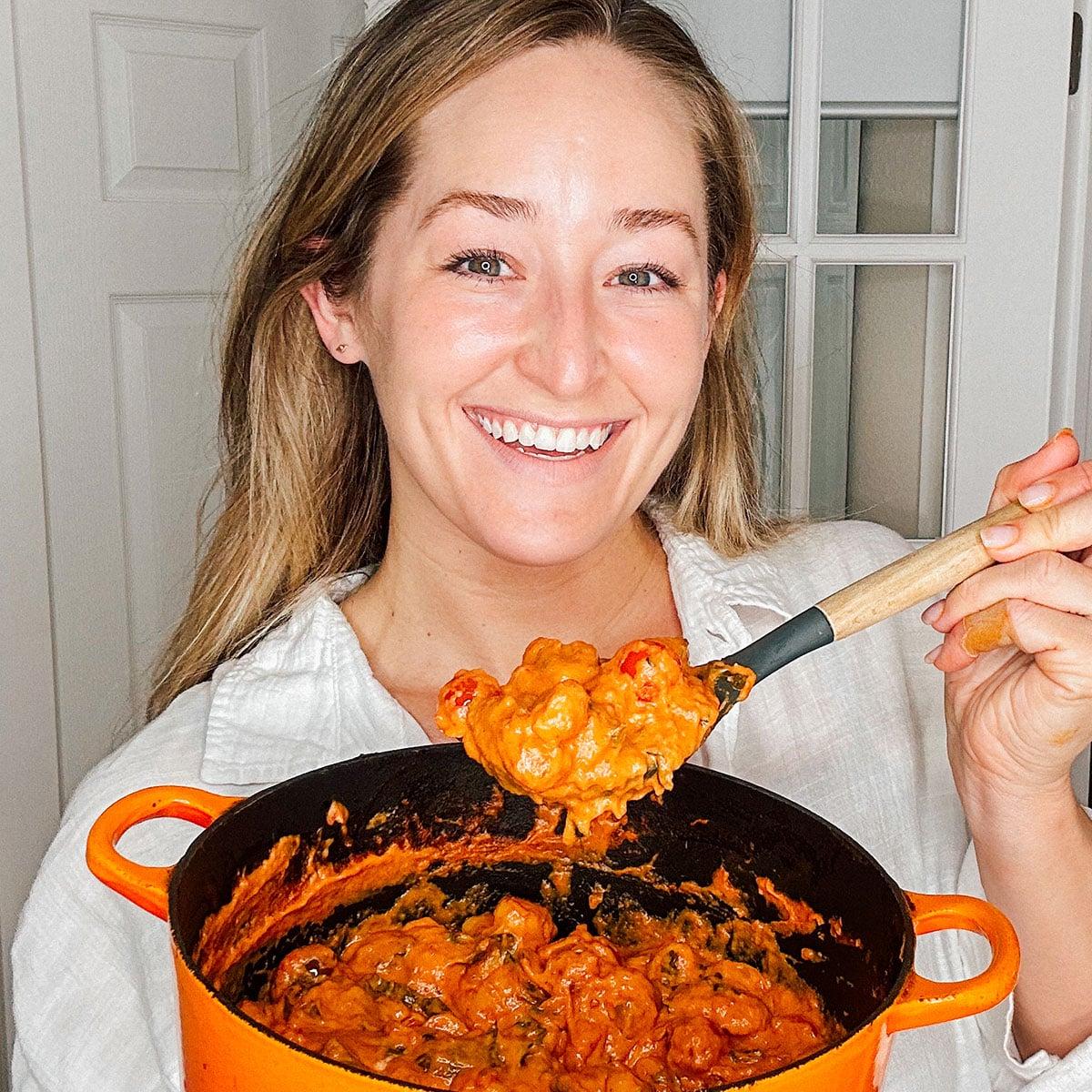 **Gebackene Boursin-Gnocchi** 4 Sarah Bond hält einen Topf mit Ofen-Gnocchi.
