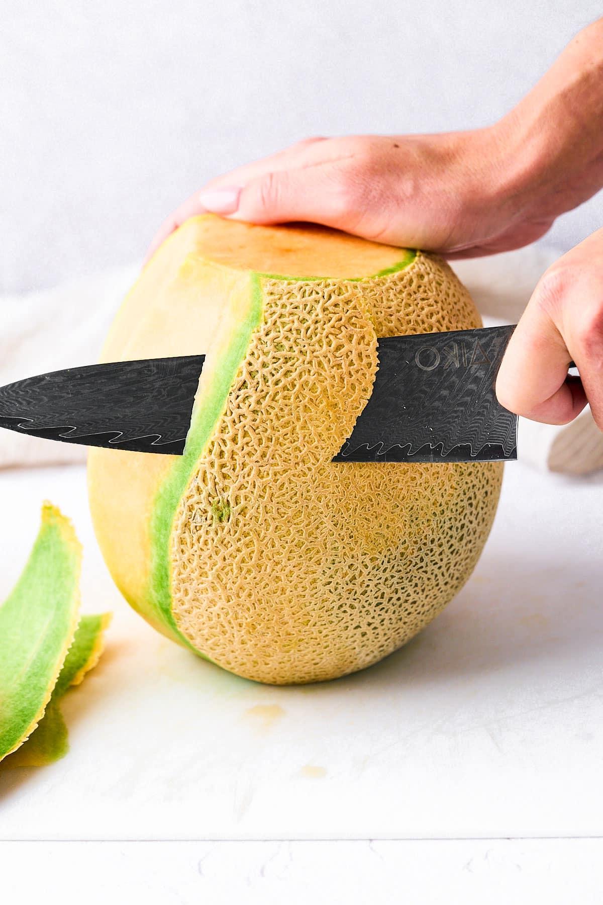 Wie man eine Cantaloupe schneidet (Ohne einen Finger zu verlieren!) 4 Die Schale der Kantalupemelone abschneiden.