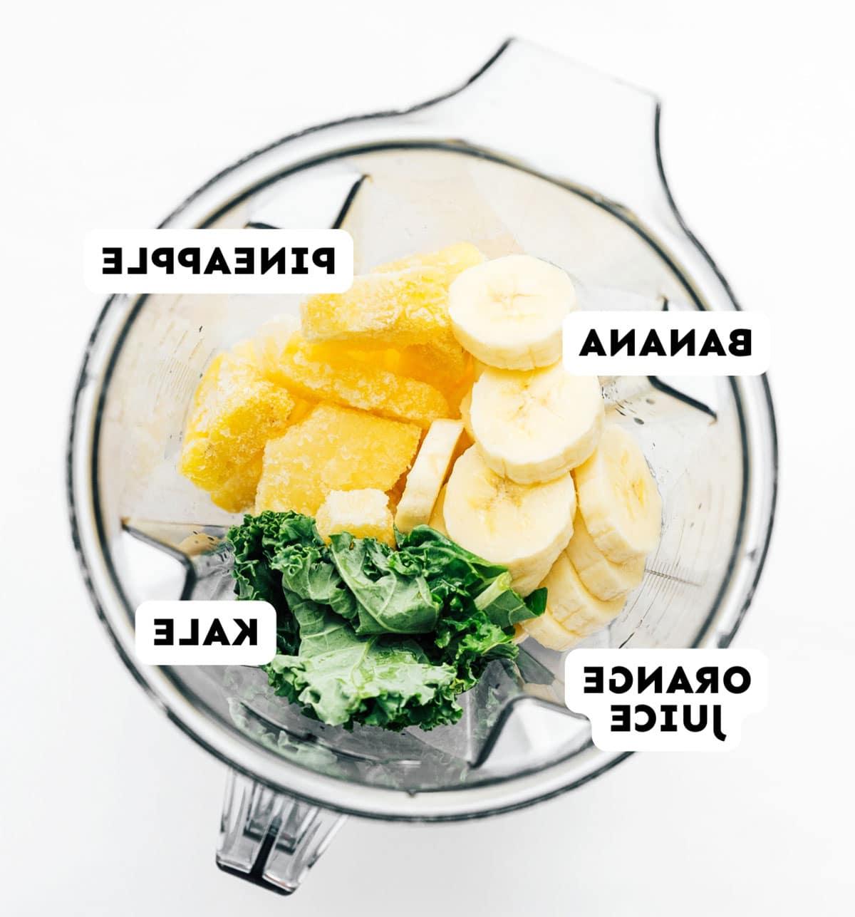 Vier-Zutaten-Ananas-Grünkohl-Smoothie 4 Zutaten für grünen Smoothie in einem Mixer