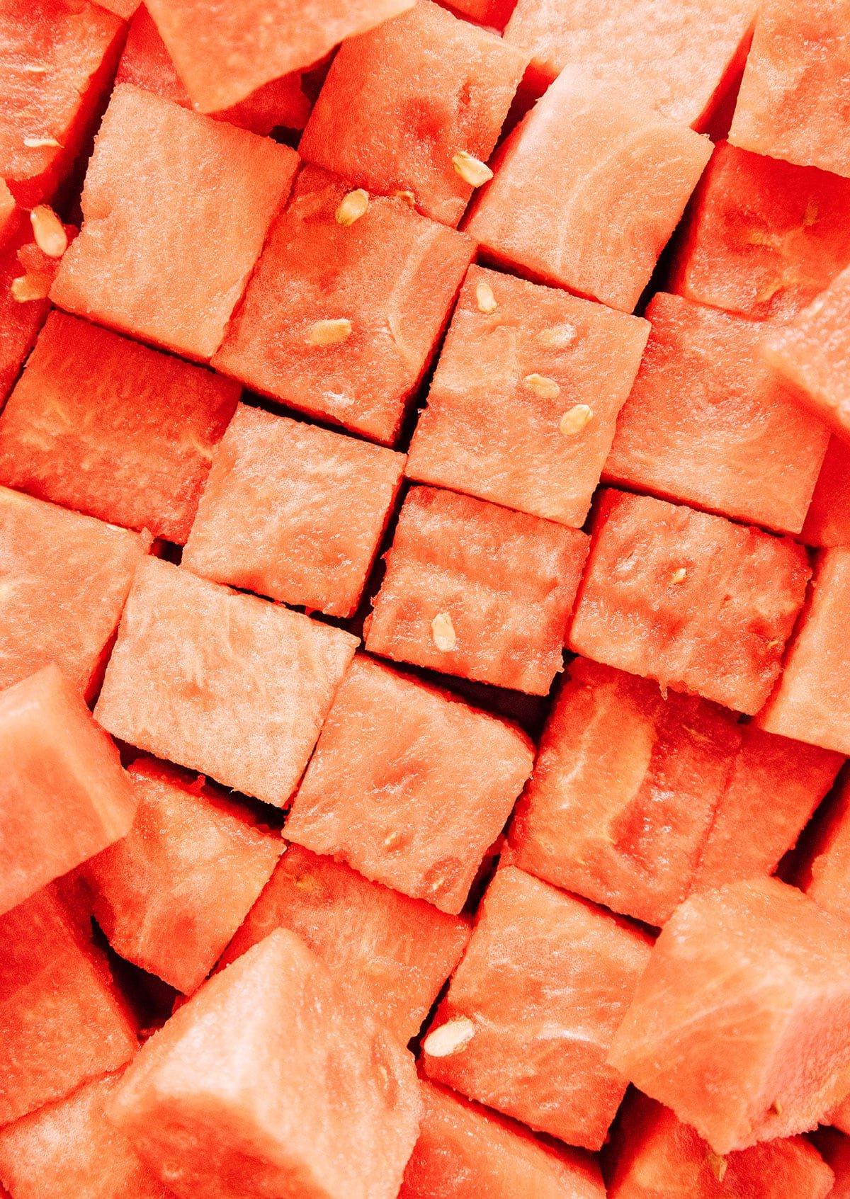 Gefrorener Wassermelonen-Daiquiri 4 Nahaufnahme von eng aneinander liegenden Wassermelonenwürfeln.