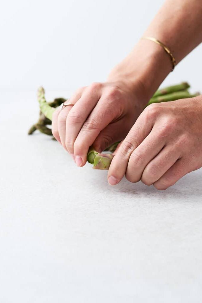 Der Spargel-Trick: So schneidest du Spargel richtig! 4 Natürliche Bruchstelle des Spargels finden