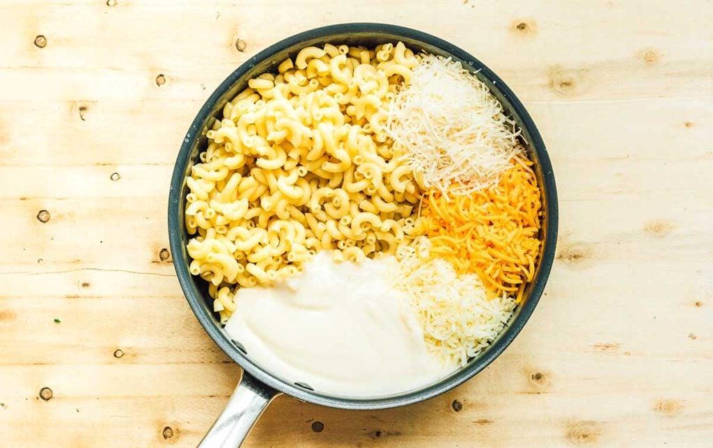Einfaches Lagerfeuer Mac and Cheese 4 Ein Topf mit allen Zutaten für Mac & Cheese.