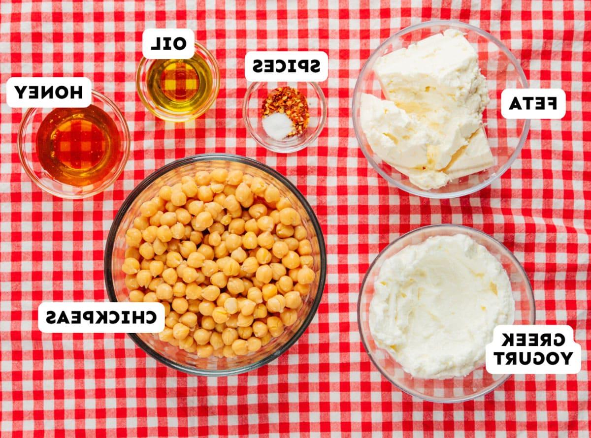 Geröstete Kichererbsen mit Chili-Honig und Aufgeschlagenem Feta 4 Für Hot Honey Kichererbsen mit cremigem Feta-Dip benötigte Zutaten.