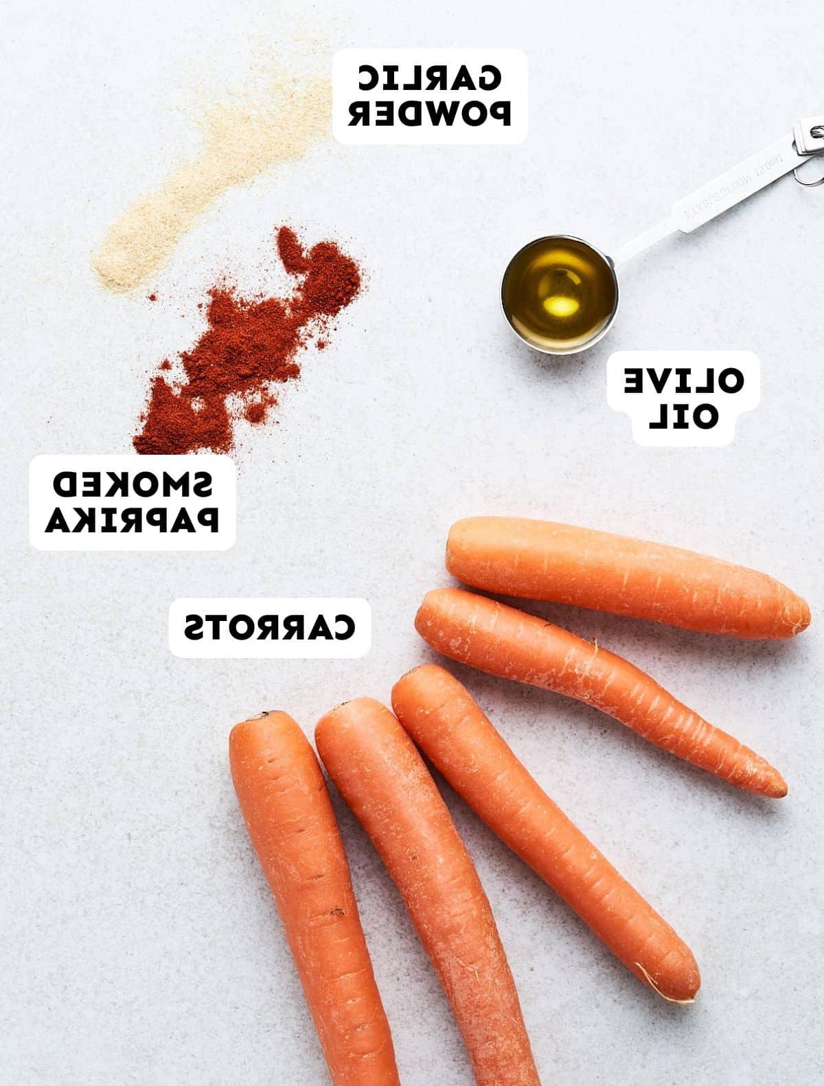 Knusprige Karotten-Pommes aus der Heißluftfritteuse 4 Karotten, Öl und Gewürze in einer Schüssel bereit zur Zubereitung.