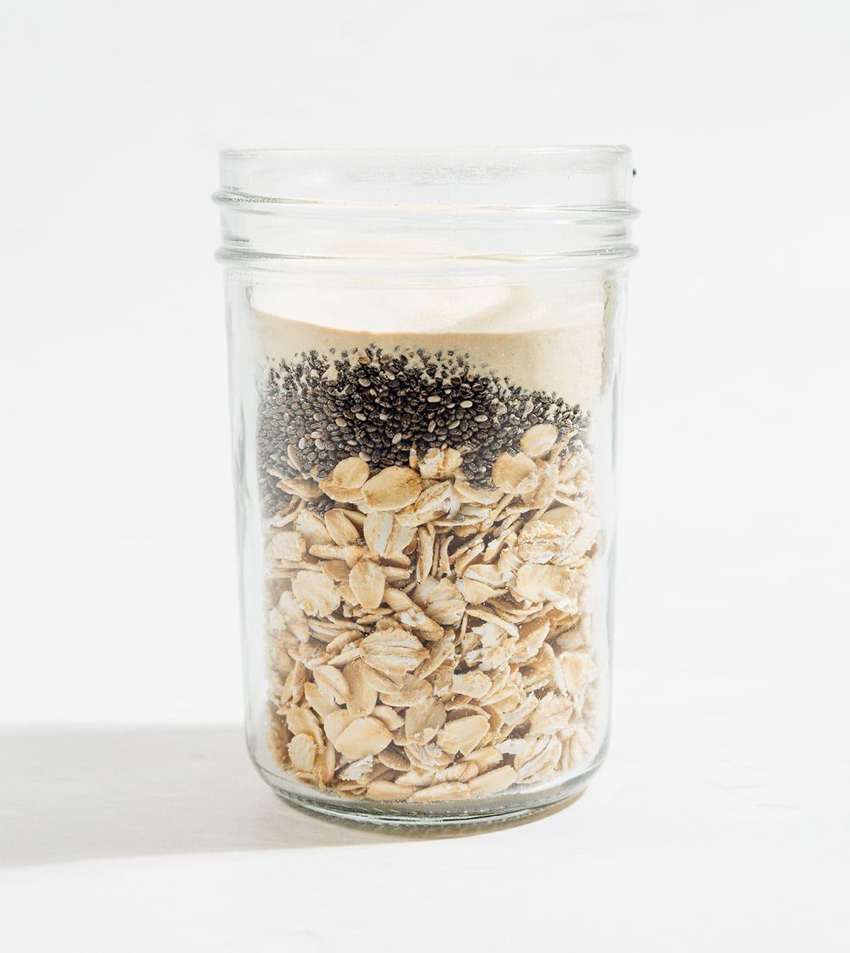 Proteinreiche Overnight Oats (29 Gramm Protein pro Portion!) 4 Zutaten für Protein Overnight Oats in einem Glas.