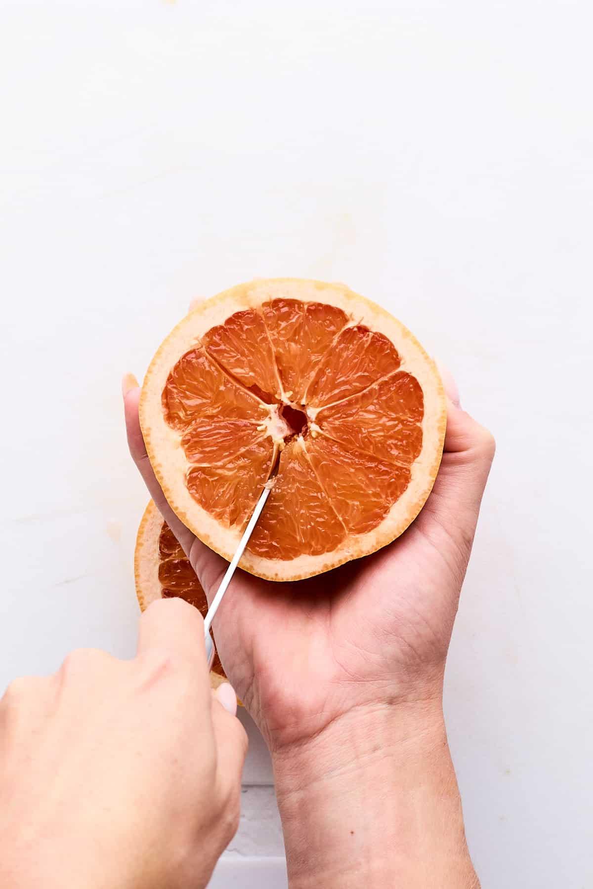 Wie man eine Grapefruit schneidet 4 Zwischen Grapefruit-Membranen schneiden.