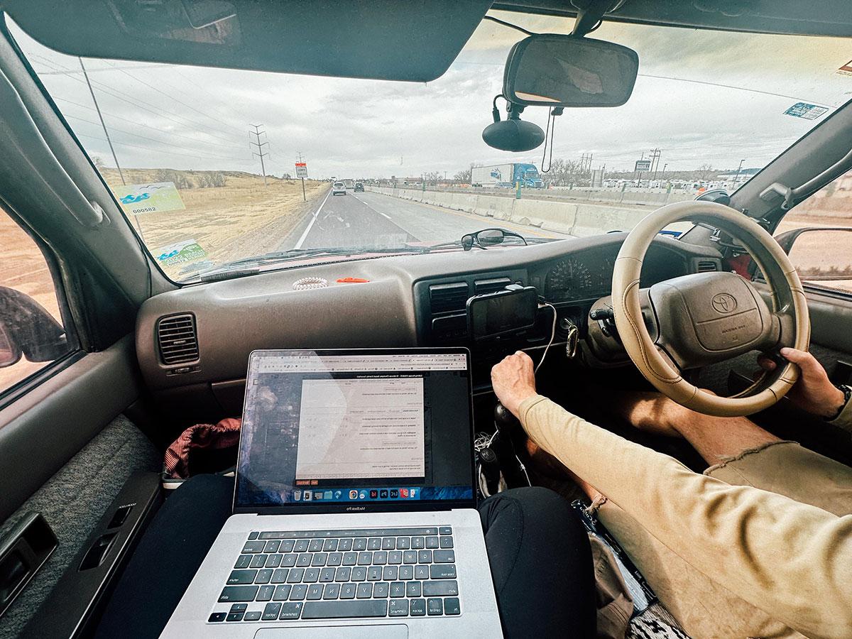 Lasst uns plaudern: April 2023 4 Fahrerkabine eines alten Toyota Tacoma auf einem Roadtrip