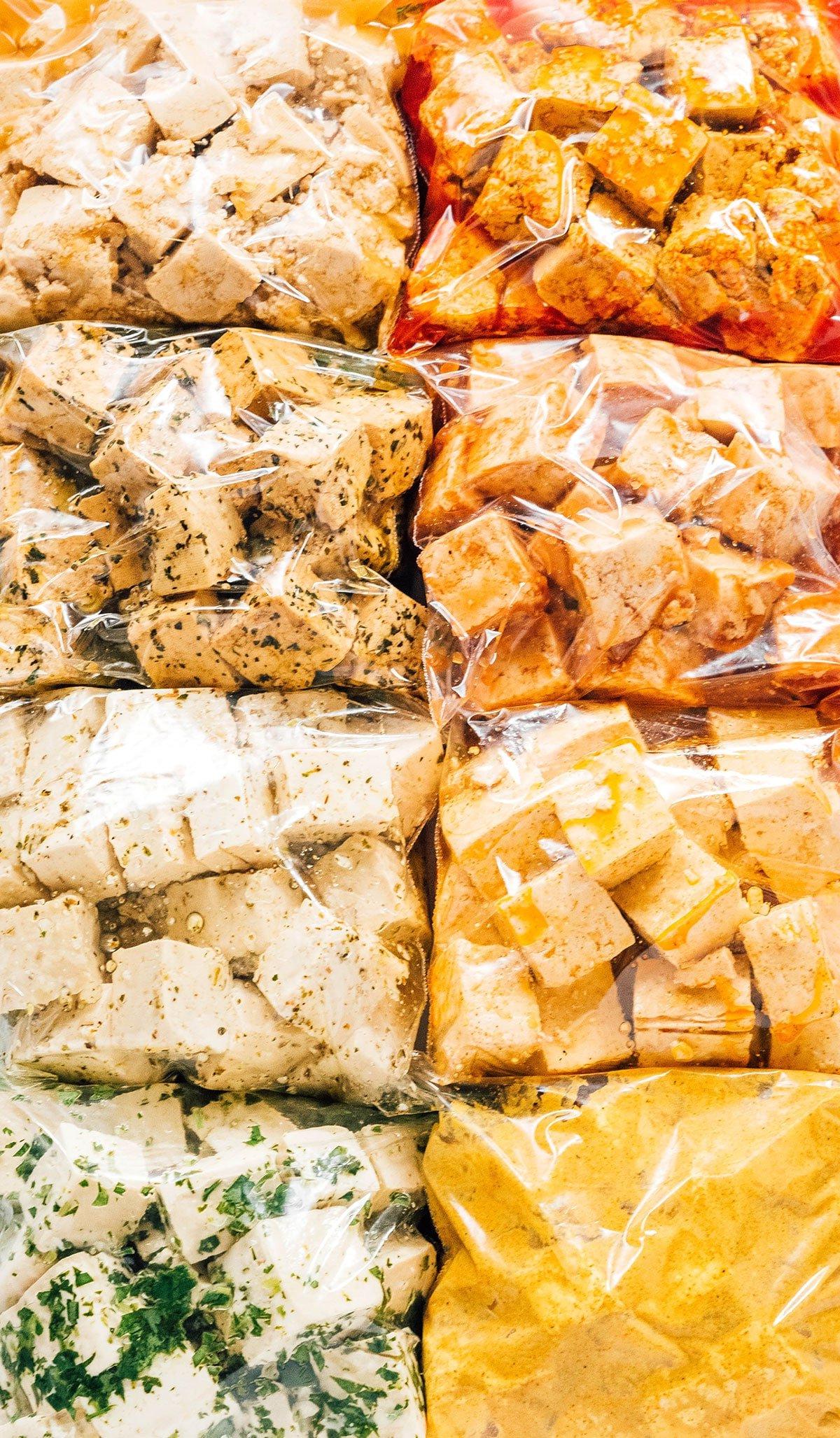 Wie man Tofu mariniert (8 Geschmacksrichtungen!) 31 8 Beutel Tofu-Würfel in verschiedenen bunten Marinaden.