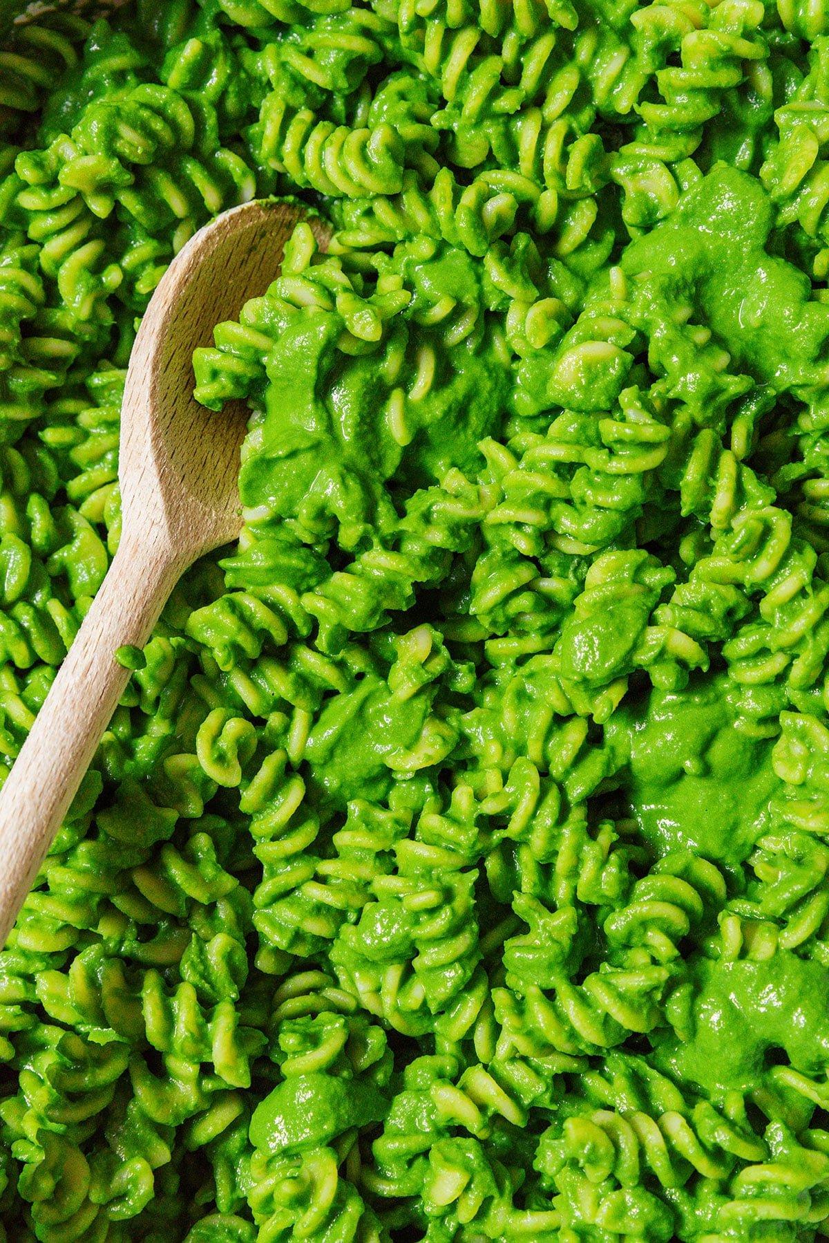Vegetarische 31-Tage-Herausforderung 31 Grüne Spiralnudeln mit einem Löffel.
