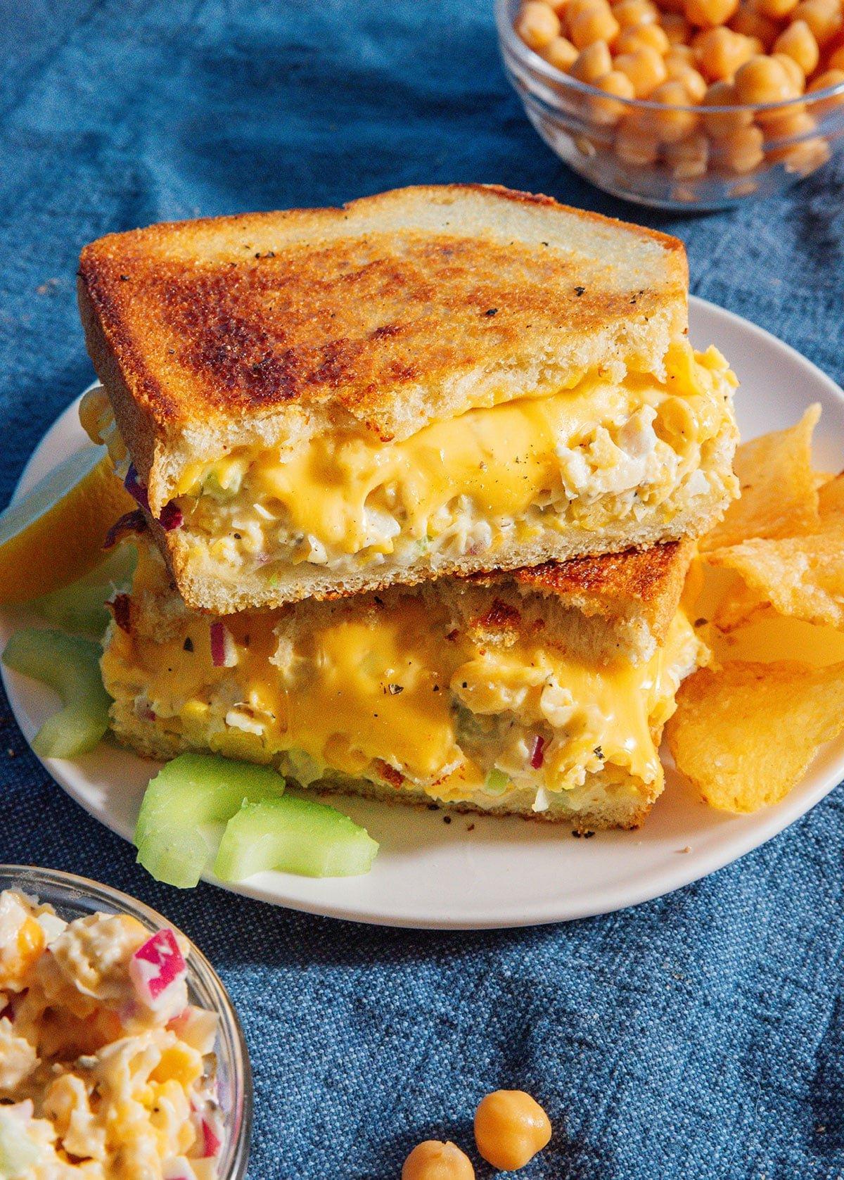Vegetarische 31-Tage-Herausforderung 32 Kichererbsen-Thunfisch-Sandwich mit geschmolzenem Käse.