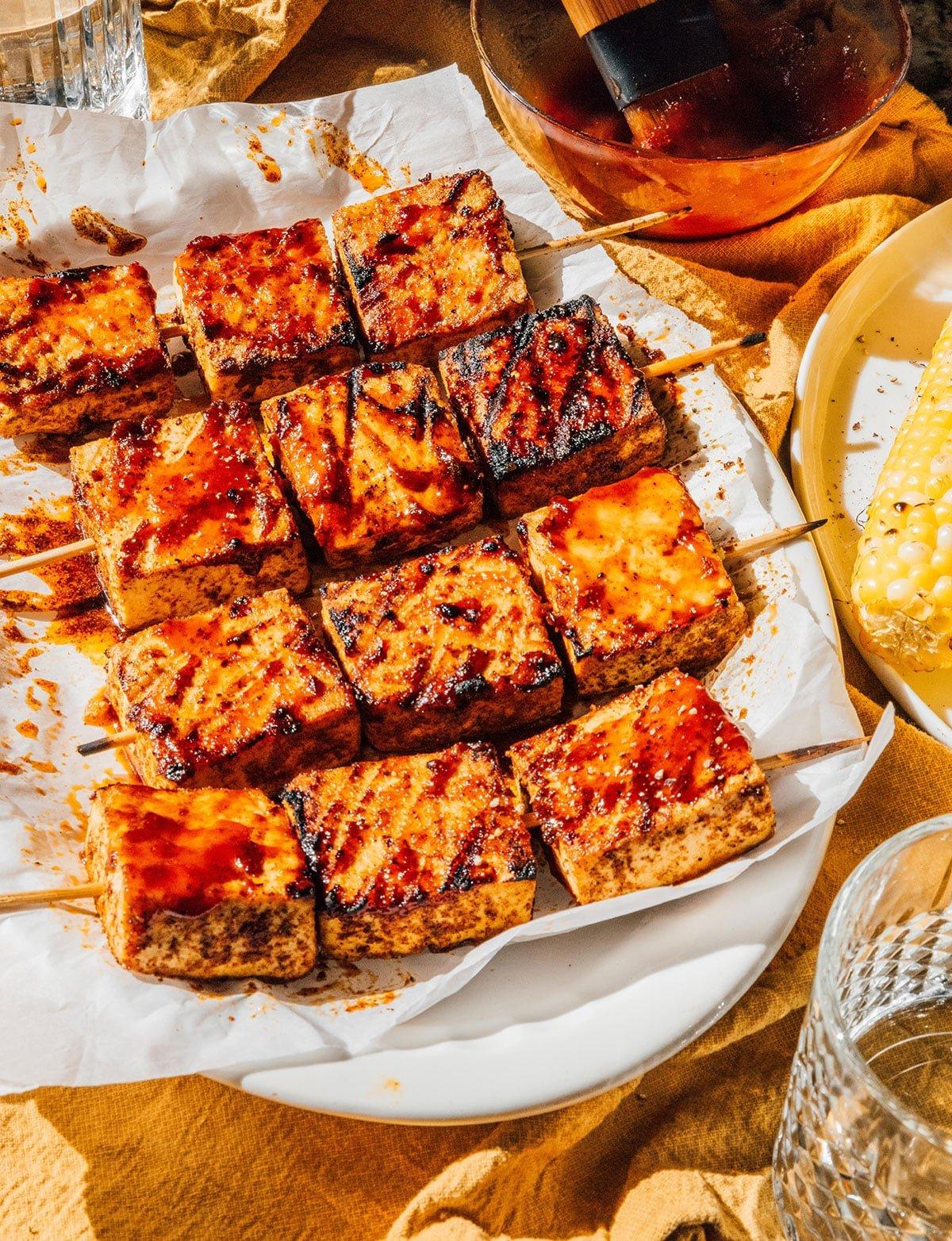 Vegetarische 31-Tage-Herausforderung 33 BBQ Tofu auf einer Platte angerichtet.