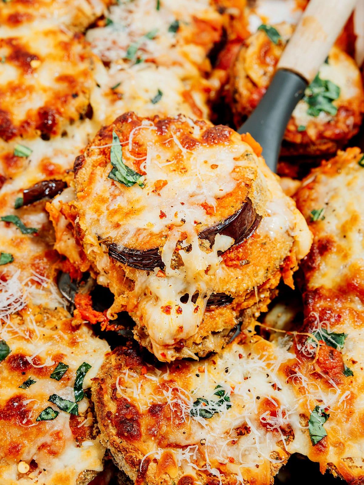 Vegetarische 31-Tage-Herausforderung 34 Auberginen-Parmesan auf einem Spatel.