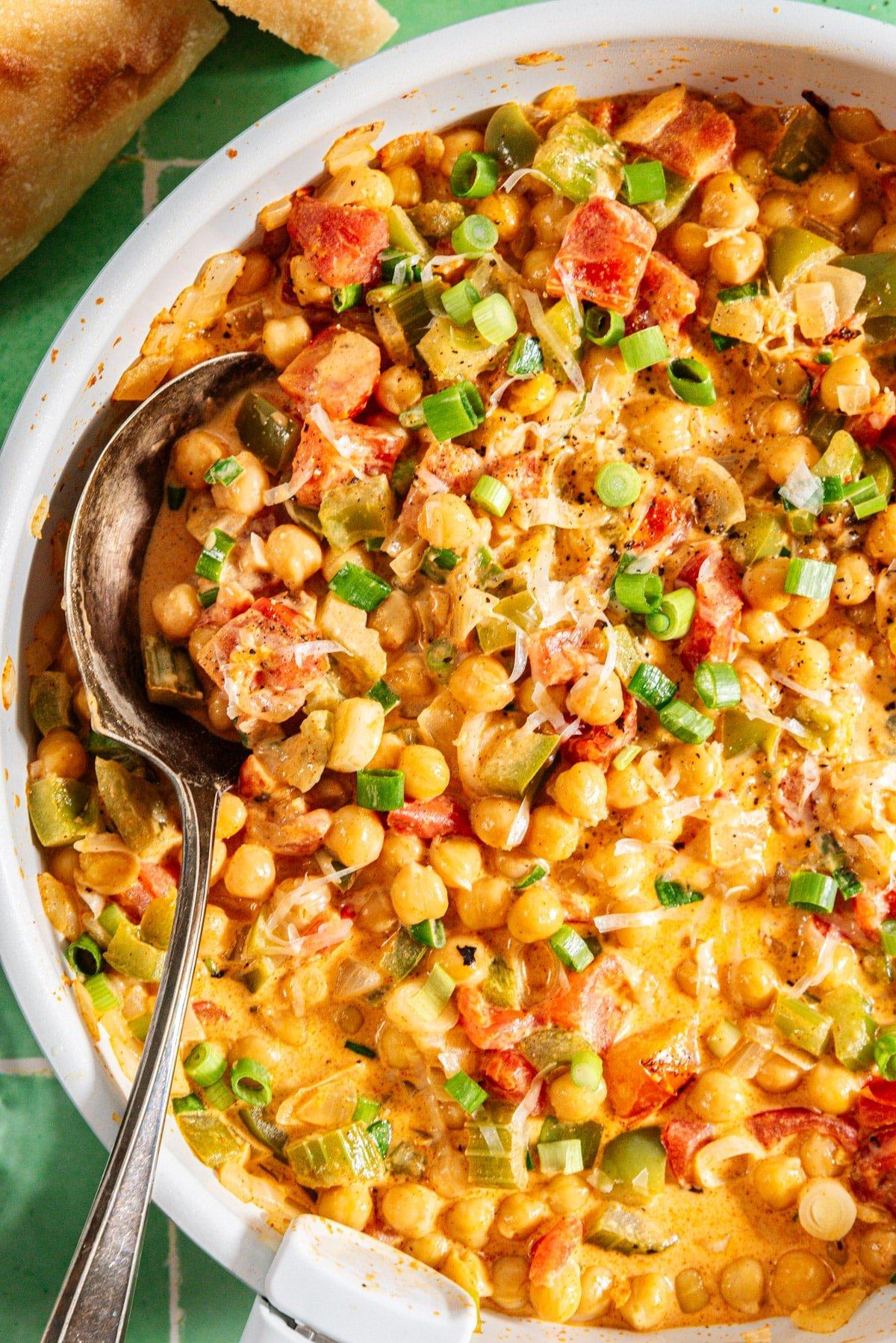 Vegetarische 31-Tage-Herausforderung 37 Cremige Cajun-Kichererbsen, reichhaltig und würzig.