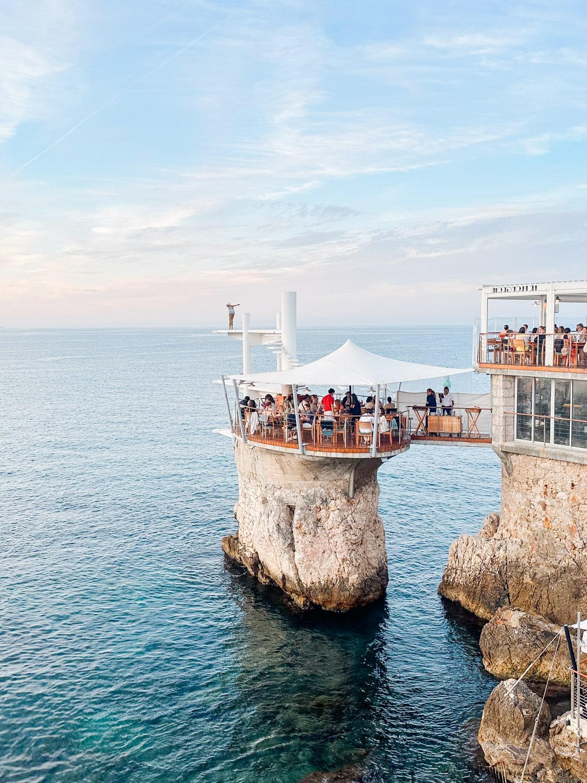 Ein Feinschmecker in Frankreich 40 Restaurant Le Plongeoir auf einem Felsen im Meer bei Tag, mit Blick auf das Meer.