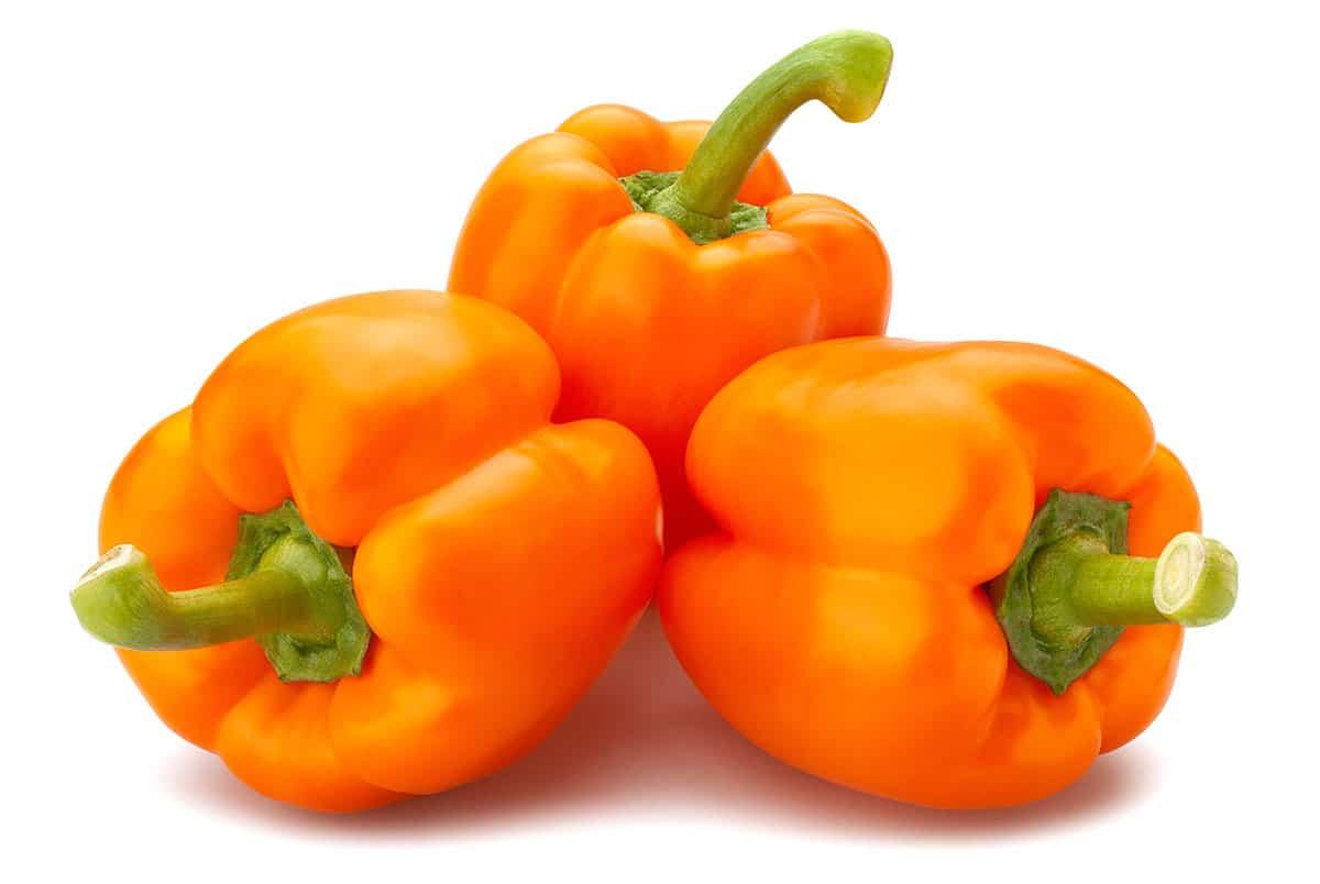**Gemüseliste: 240 Gemüse von A bis Z** 5 Orangefarbene Paprika auf weißem Hintergrund.
