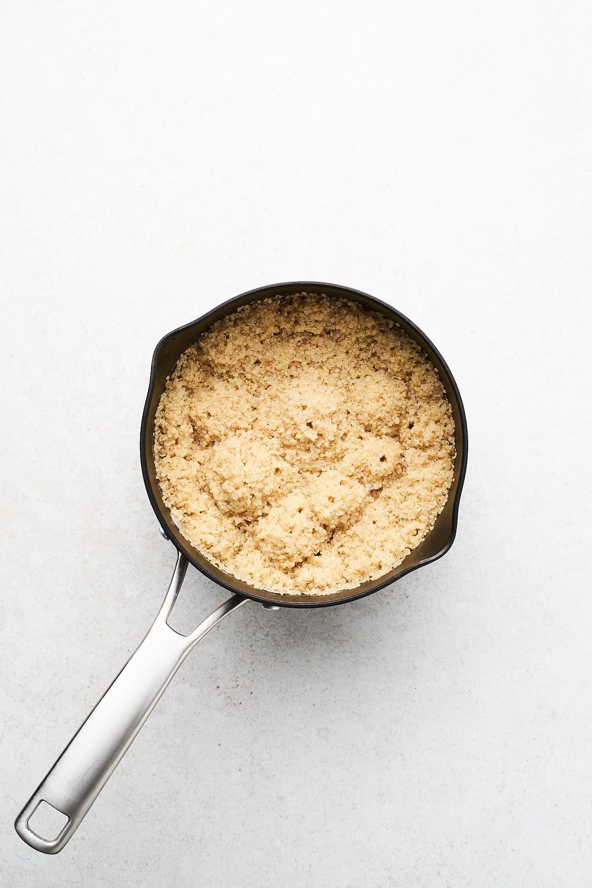 Quinoa kochen (Gelingsicheres Rezept) 5 Gekochter Quinoa in einem Topf