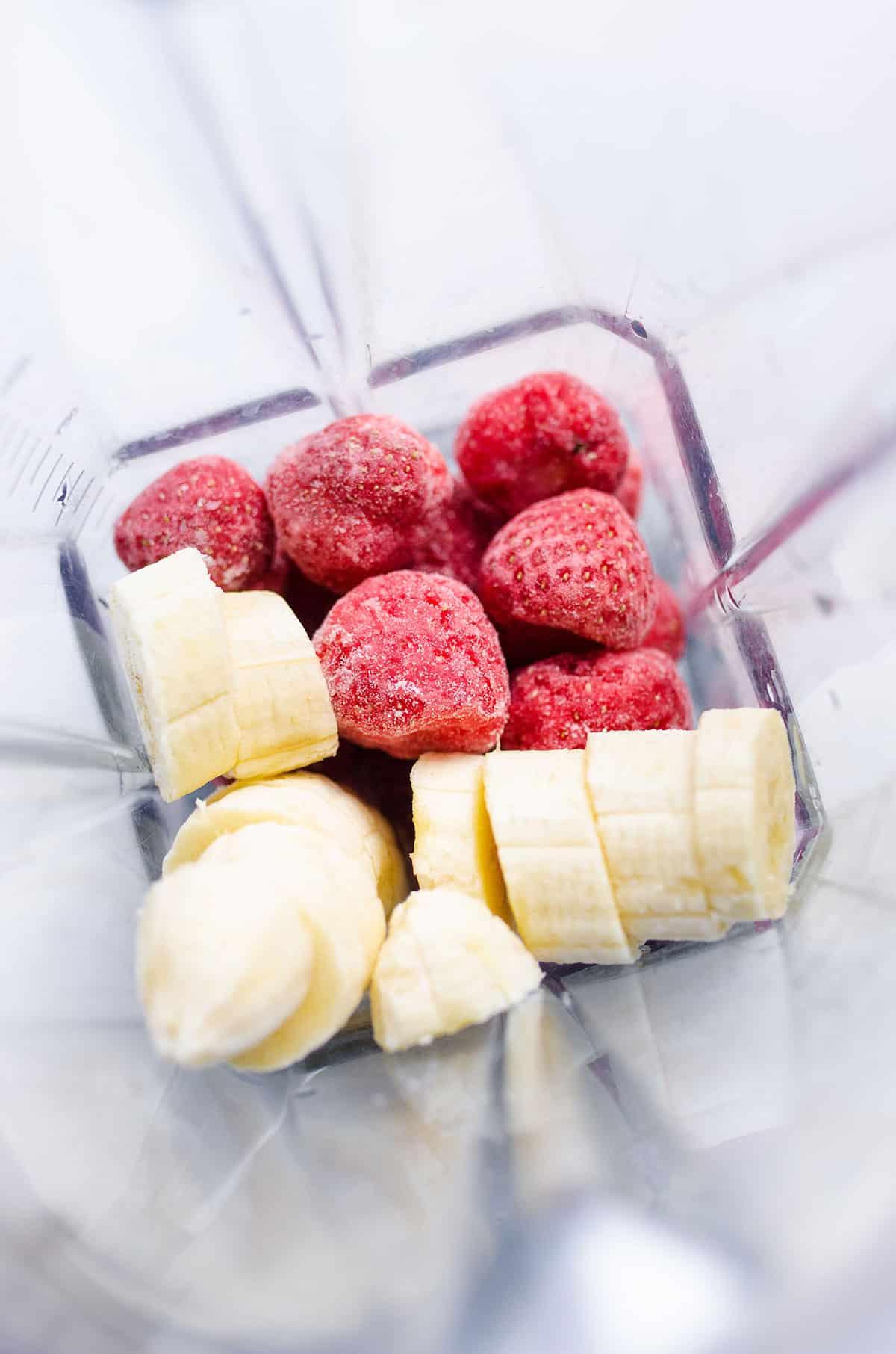 Erdbeer-Bananen-Smoothie (3 Zutaten) 5 Gefrorene Erdbeeren und Bananen in einem Mixer.