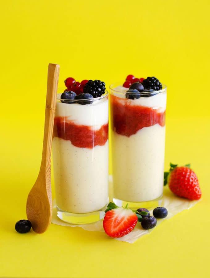 Niederländischer Vla-Flip (Pudding-Leckereien) 5 Dieser hausgemachte holländische Vla-Flip ist eine gesunde Interpretation des klassischen holländischen Puddings, Vla! Mit cremigem Pudding, einem Schuss Joghurt und etwas Kompott ist er ebenso lecker wie einfach zuzubereiten!