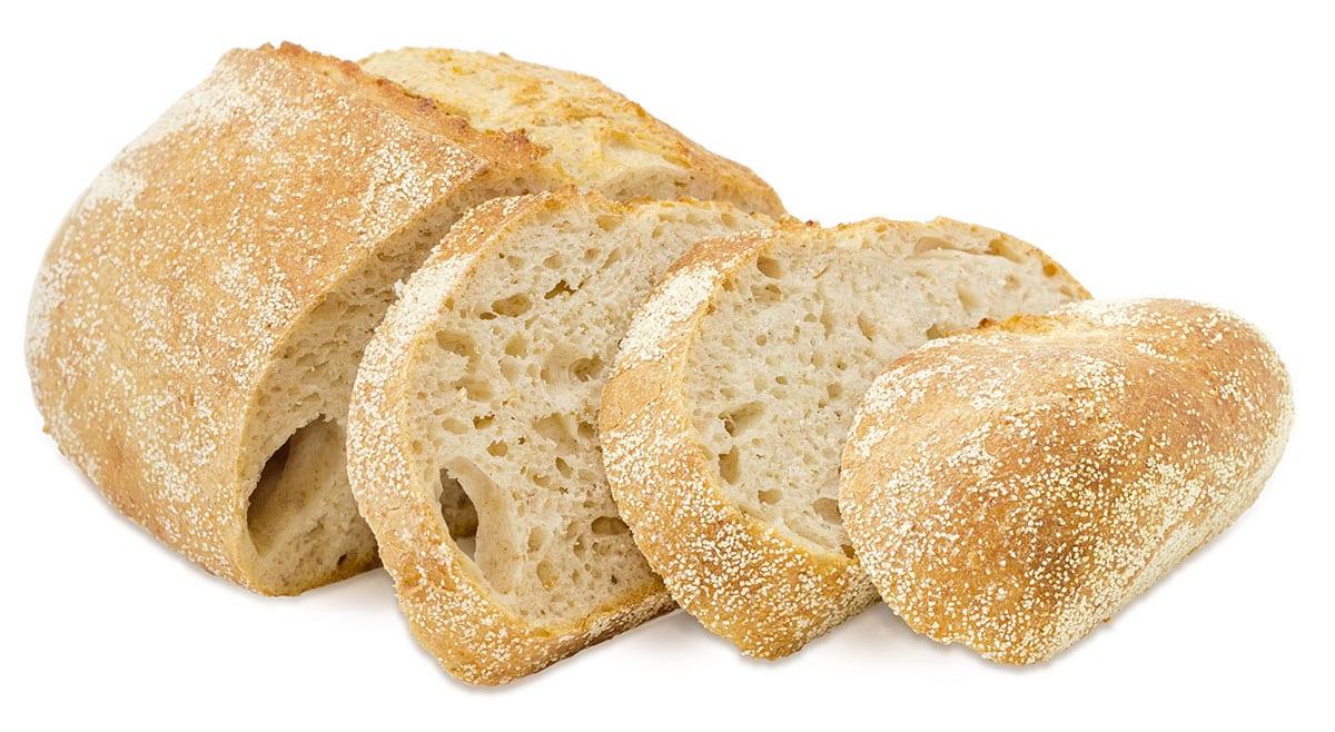 17 Beste Brote für Grilled Cheese (Der ultimative Leitfaden) 5 Geschnittenes Sauerteigbrot auf weißem Hintergrund.