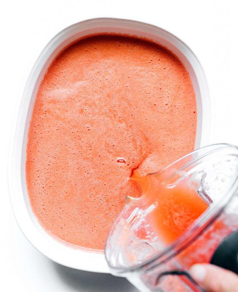 Einfache Wassermelonen-Granita 5 Wassermelonensaft in eine flache Auflaufform gießen
