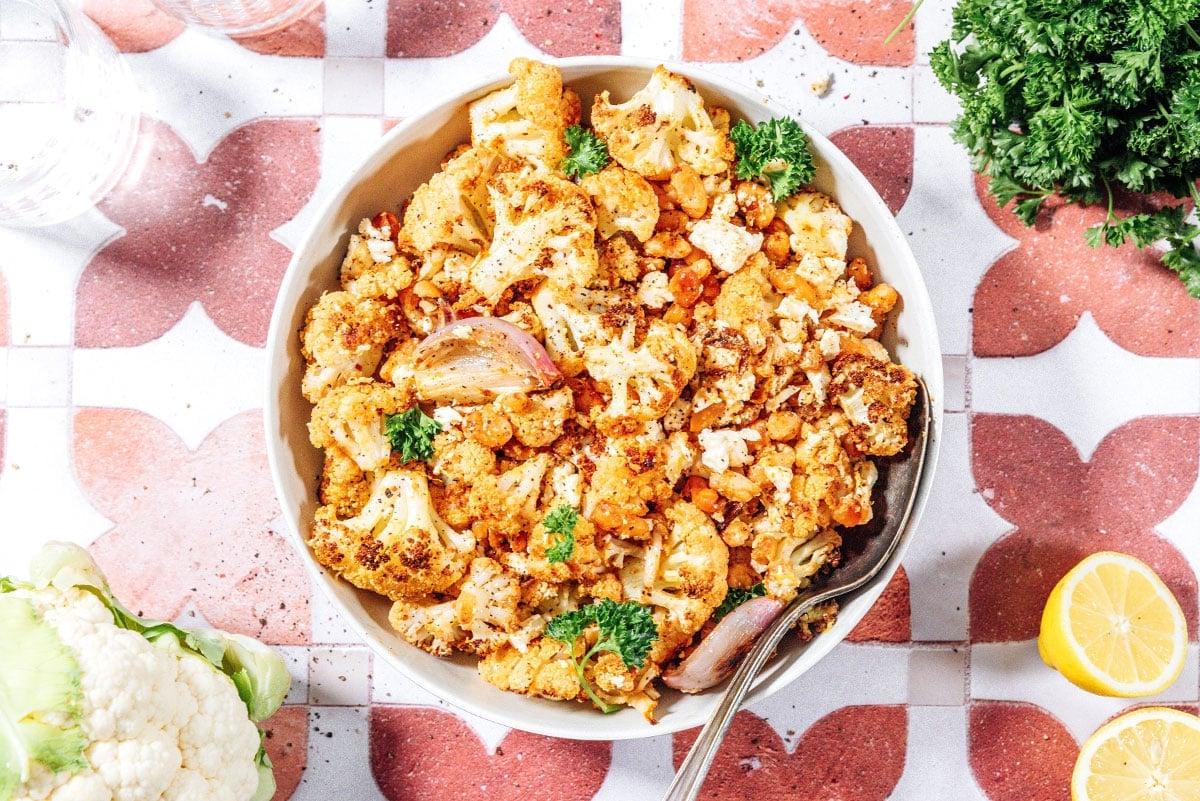 Gerösteter Blumenkohlsalat mit knusprigen Bohnen 5 Zutaten für den gerösteten Blumenkohlsalat auf einem Backblech, bereit zum Rösten.