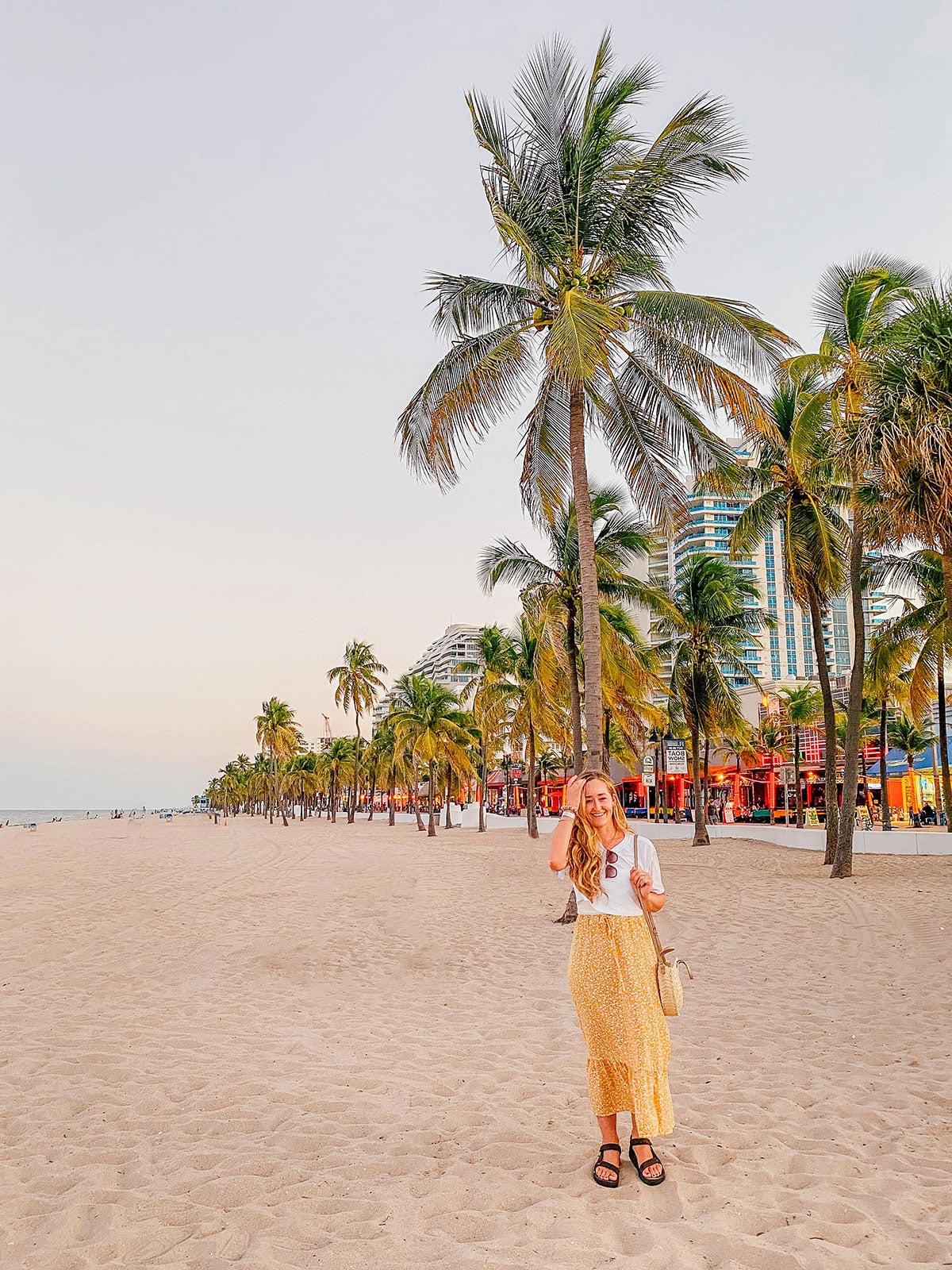 Plauderei: Oktober 2022 5 Gruppe von Frauen in eleganten 60er-Jahre-Outfits posiert vor dem luxuriösen Fontainebleau Hotel in Miami.