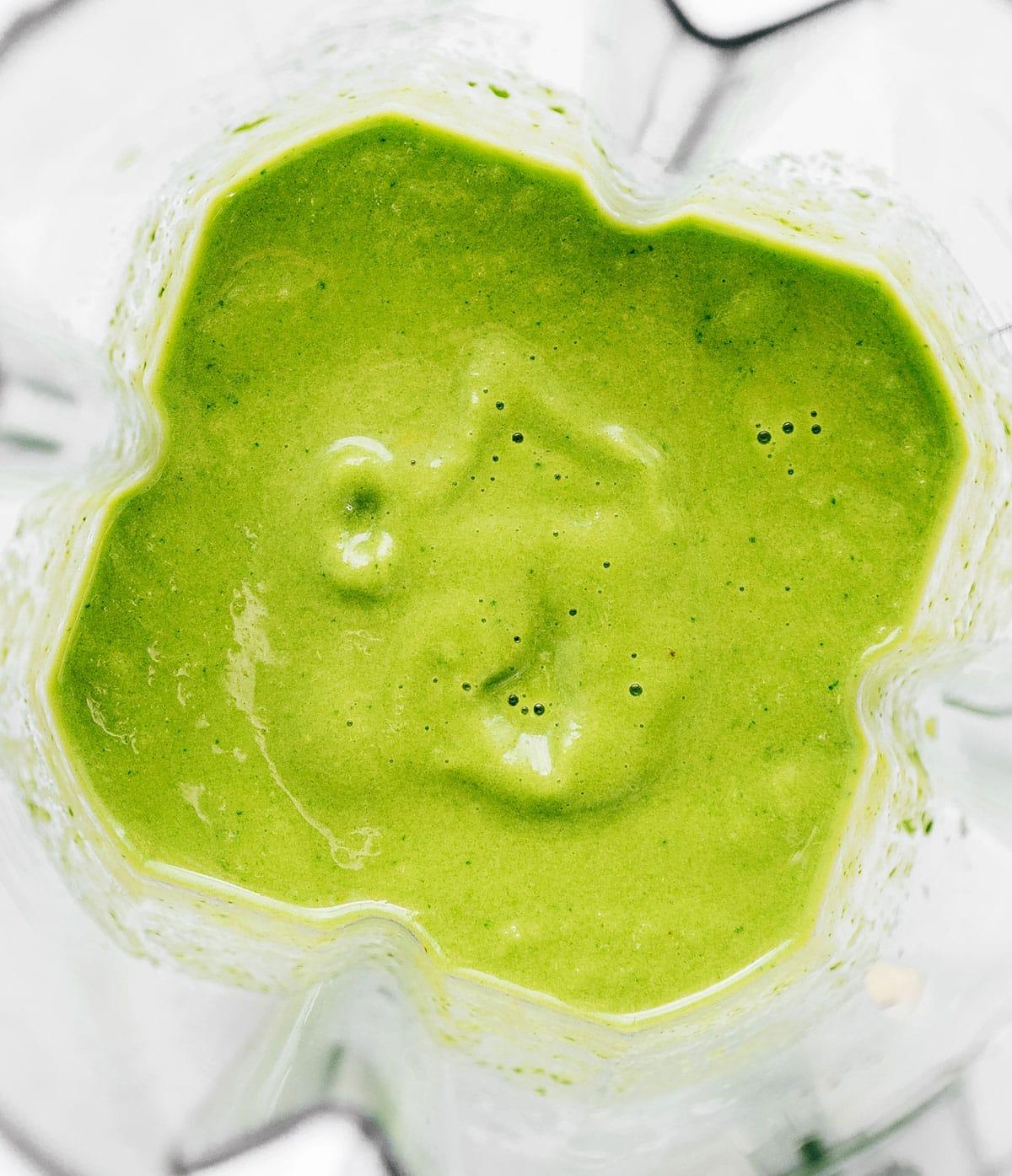 Vier-Zutaten-Ananas-Grünkohl-Smoothie 5 Grüner Smoothie im Mixer.