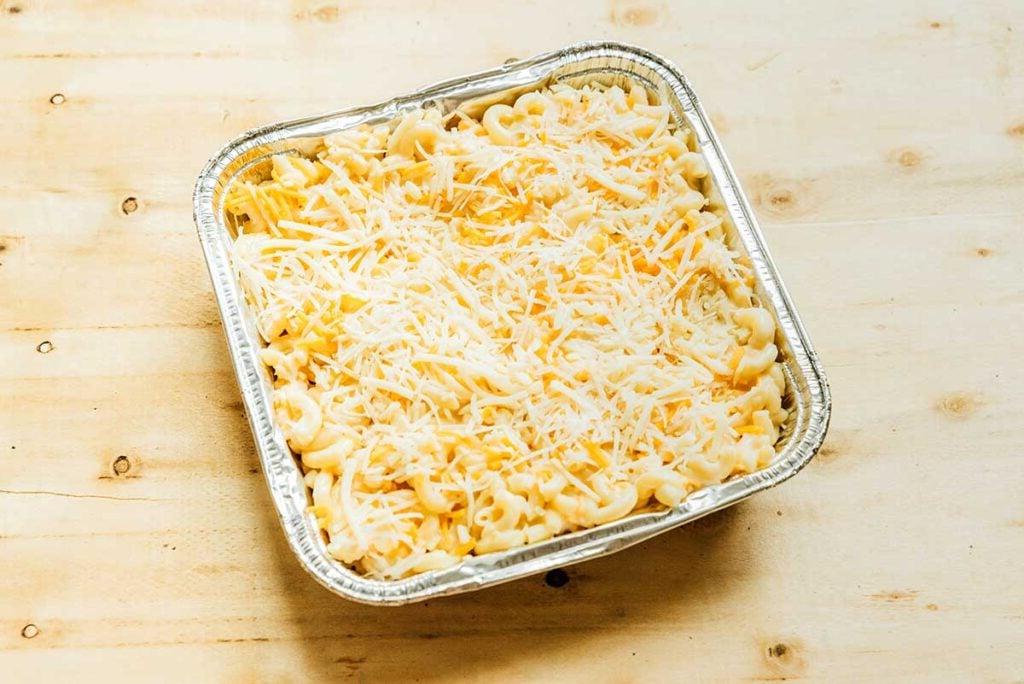 Einfaches Lagerfeuer Mac and Cheese 5 Eine Aluminiumform gefüllt mit Mac & Cheese.