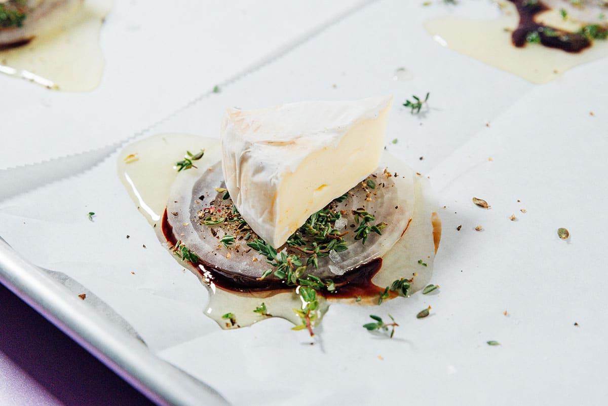 **Gestürzte Zwiebeltarte mit Brie** 5 Eine Zwiebeltarte auf einem Backblech zubereiten.
