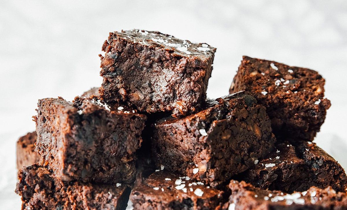 Saftige Schwarze-Bohnen-Brownies 5 Ein Stapel Schwarze Bohnen Brownies.