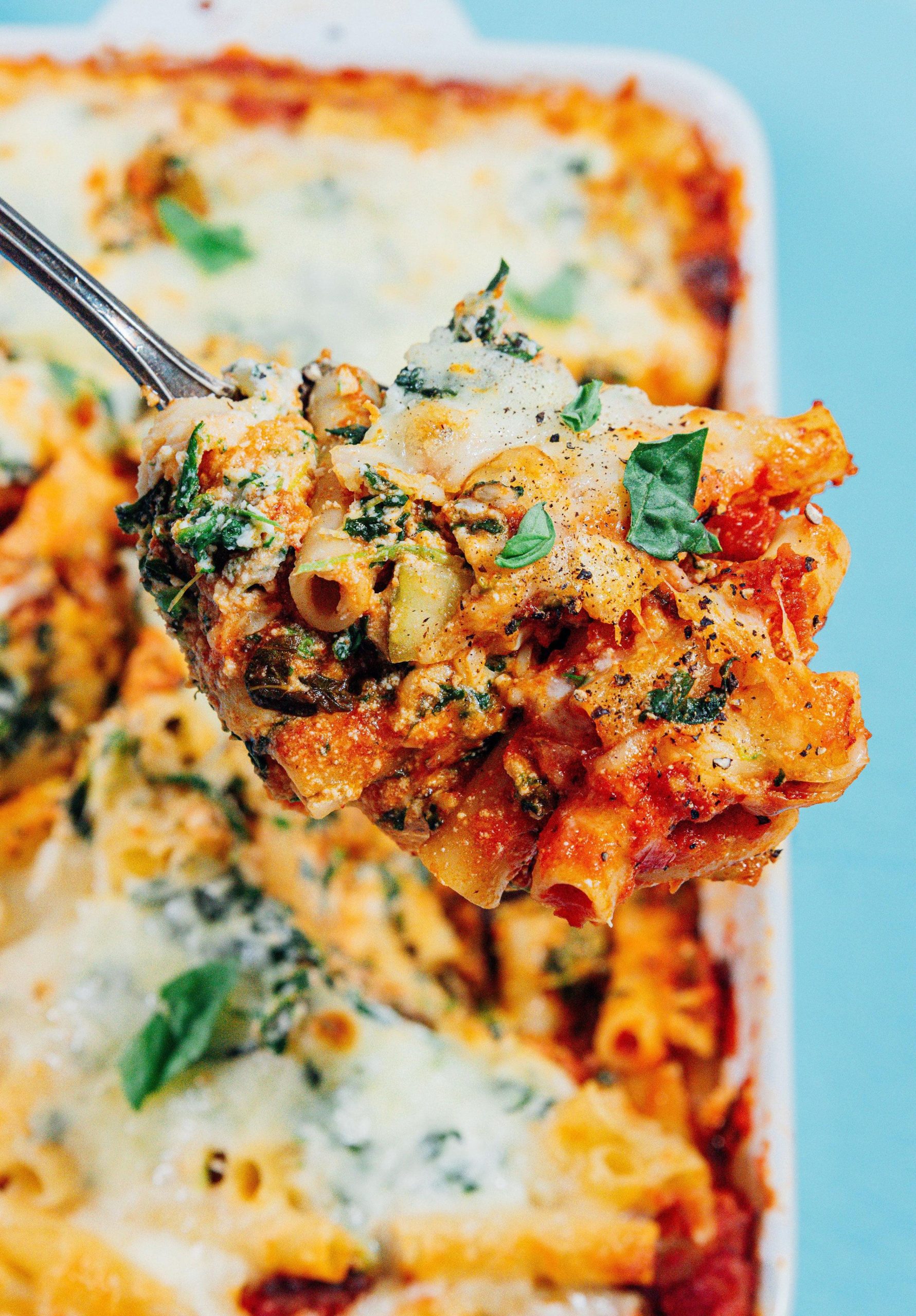 Einfaches vegetarisches Ziti-Auflauf-Rezept (Gemüsereich!) 5 Gebackenes Ziti auf einem Servierlöffel.