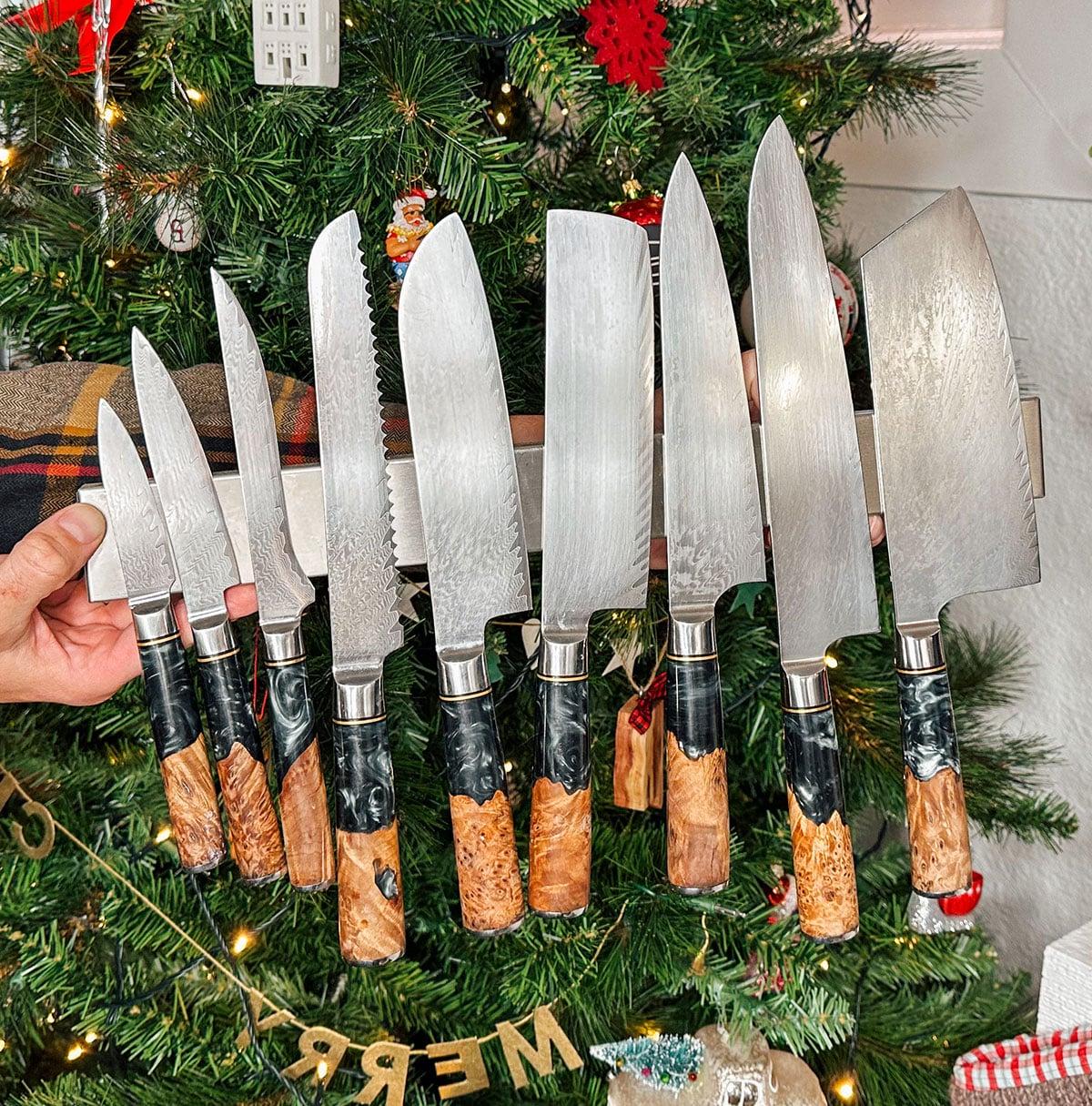 Eine magnetische Messerleiste am Kühlschrank als Geschenk vor einem Weihnachtsbaum.