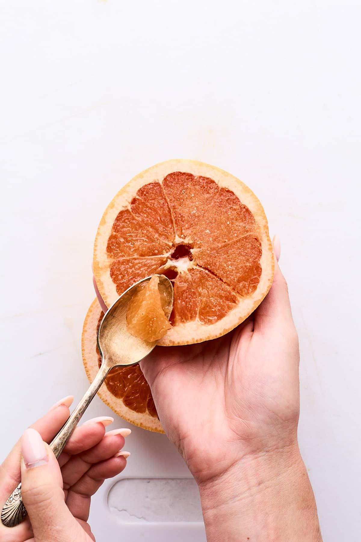 Wie man eine Grapefruit schneidet 5 Eine Grapefruit-Hälfte mit Zucker auslöffeln.