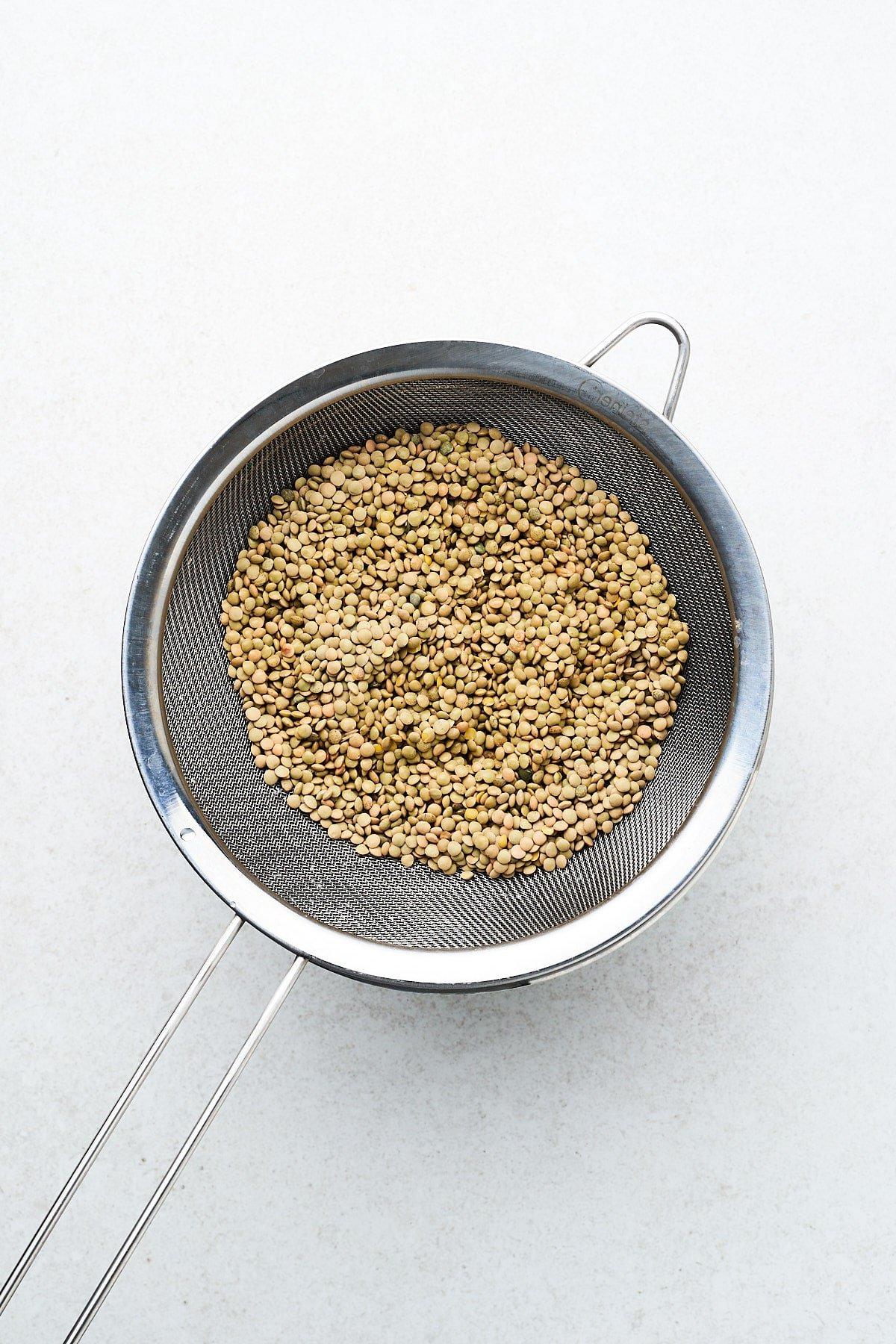 **Wie man Linsen kocht | Linsen auf dem Herd, Schritt für Schritt** 5 Gespülte Linsen in einem feinen Sieb – bereit zum Kochen.