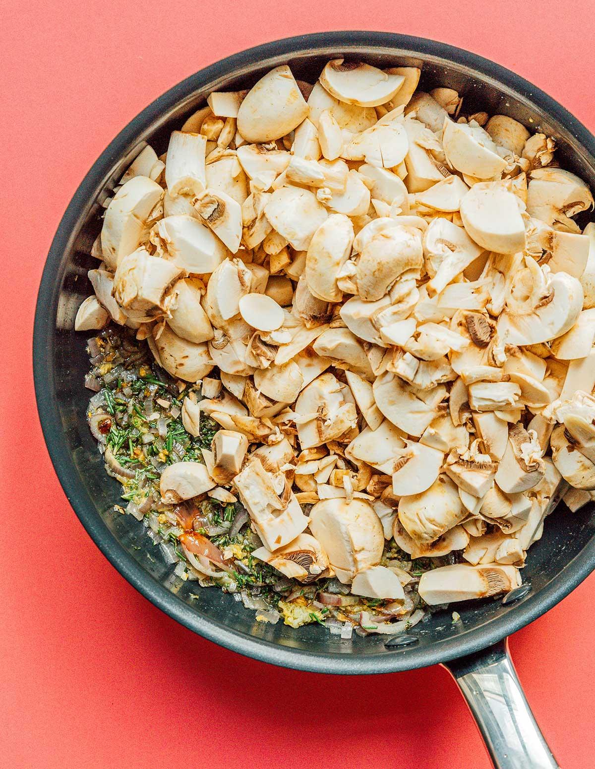 Pilzpastete 5 Eine Pfanne gefüllt mit Zutaten für Pilzpastete