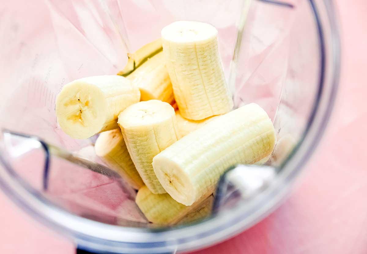 Bananen-Eis am Stiel aus 3 Zutaten 5 Bananen in einem Mixer.