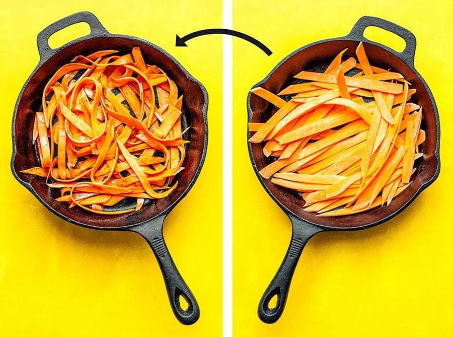Süßkartoffel-Fettuccine in Gorgonzolasauce (Süßkartoffel-Gemüse-Nudeln!) 5 Süßkartoffel-Fettuccine-Nudeln in einer Gusseisenpfanne auf gelbem Hintergrund