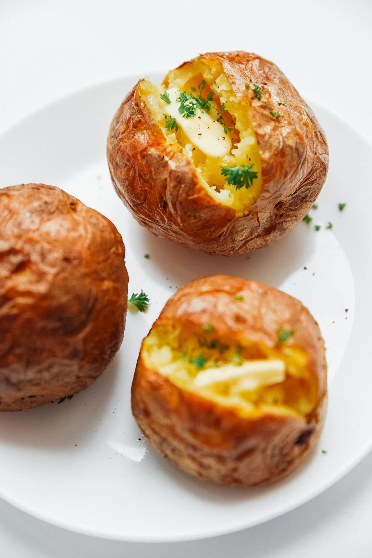 Heißluftfritteusen-Kartoffeln: Der ultimative Leitfaden 5 Zutaten für Kartoffeln aus der Heißluftfritteuse: Kartoffeln, Öl und Salz.