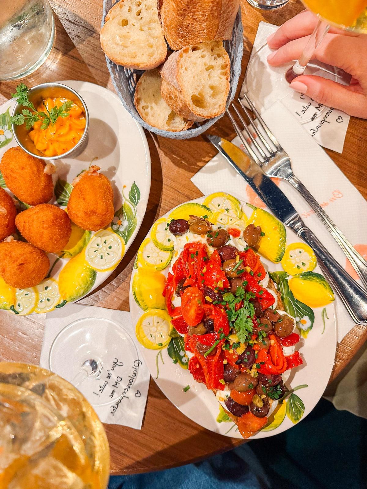 Ein Feinschmecker in Frankreich 44 Interieur einer belebten Pariser Brasserie mit stilvoller Einrichtung und Gästen.