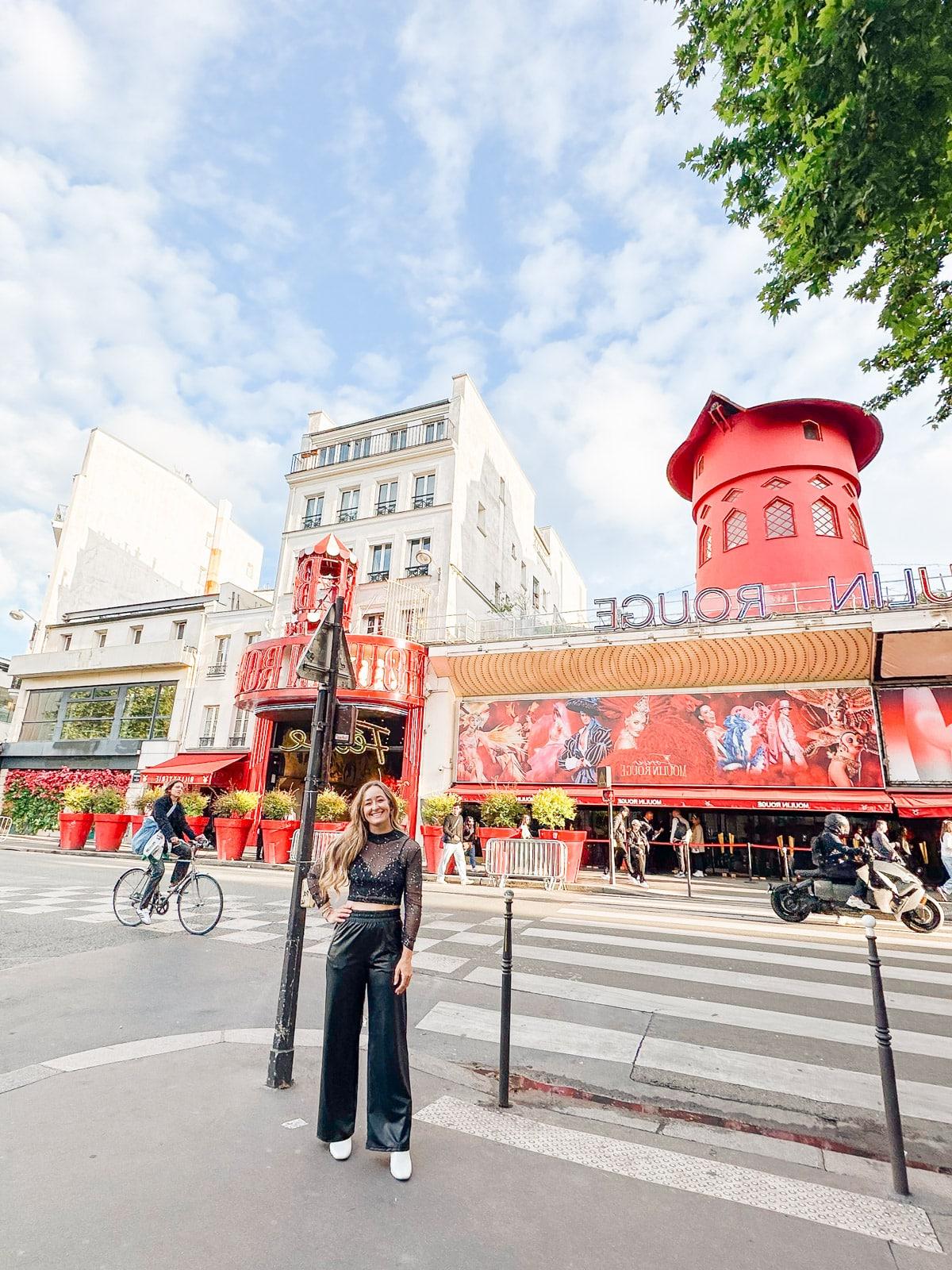 Ein Feinschmecker in Frankreich 48 Bühne des Moulin Rouge mit Tänzern in farbenfrohen Kostümen.