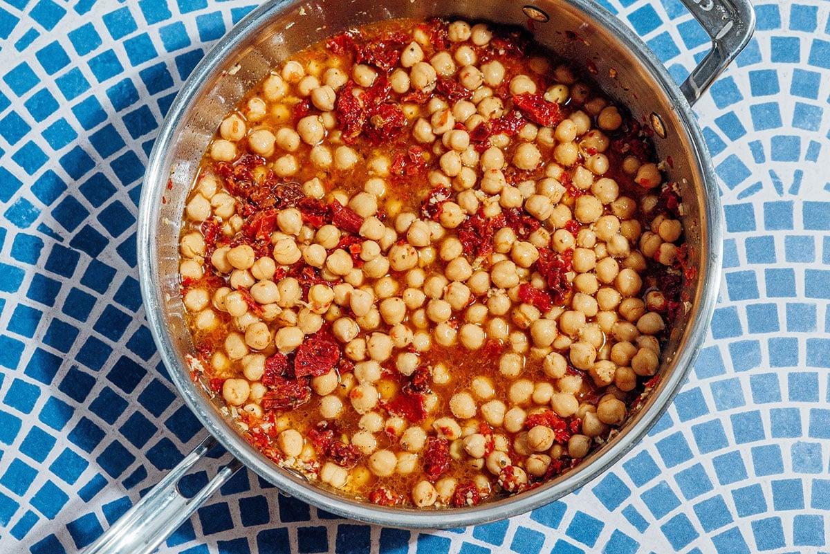 Kichererbsen zum Heiraten (mit cremiger toskanischer Soße) 6 Kichererbsen und getrocknete Tomaten in einer Pfanne